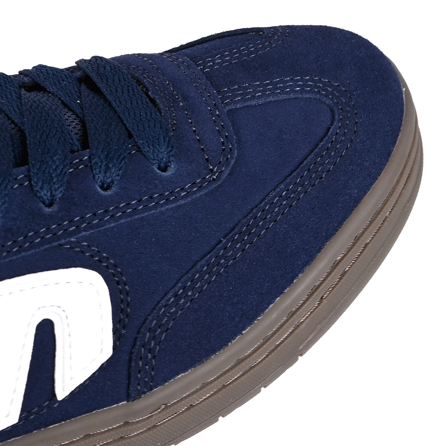 Toe box of navy gum Etnies Skateboarding Locut men's skateboard sneakers with brand logo on a white background
